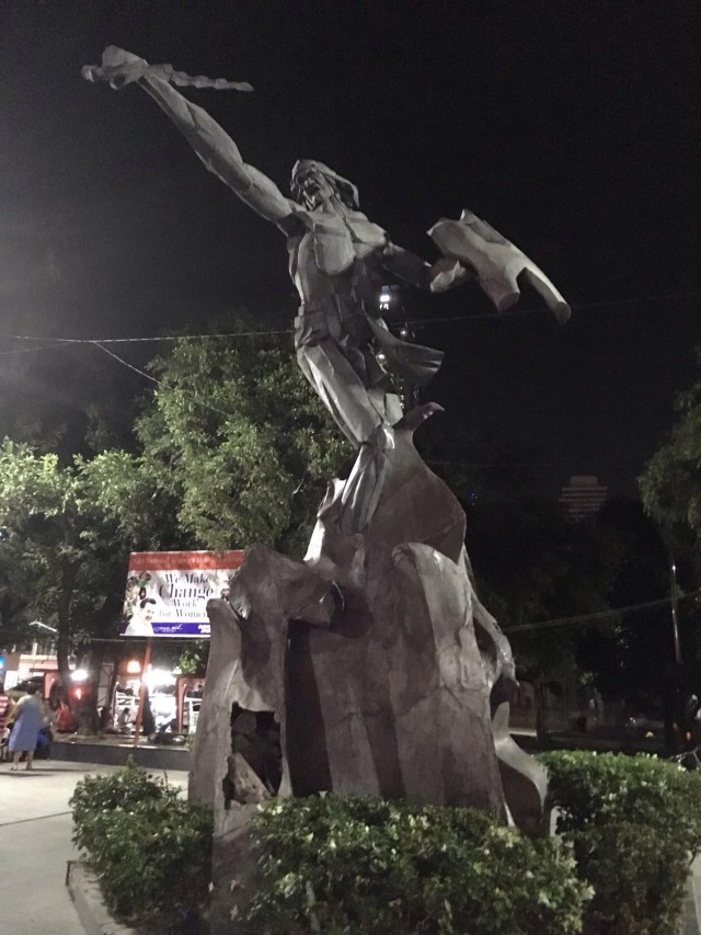 Памятник Лапу Лапу у Манильского залива