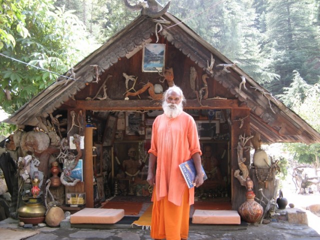 Сундарананда Свами держит в руке свою авторскую книгу о Гималаях, Ганготри