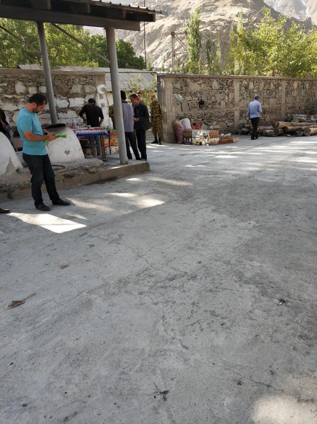 Через эти ворота их впускают Через эти ворота их впускают