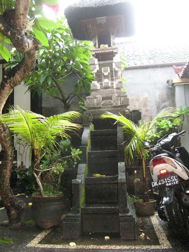 Индуистский алтарь во дворе гестхауса Индуистский алтарь во дворе гестхауса