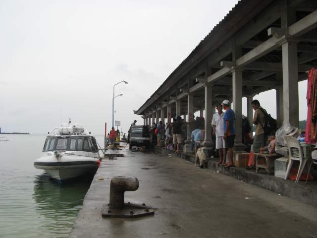 На пирсе Паданг Баи нет катера, но есть балийские тётушки-барыги, под видом подарков, втюхивающие дальнейшие покупки... На пирсе Паданг Баи нет катера, но есть балийские тётушки-барыги, под видом подарков, втюхивающие дальнейшие покупки...