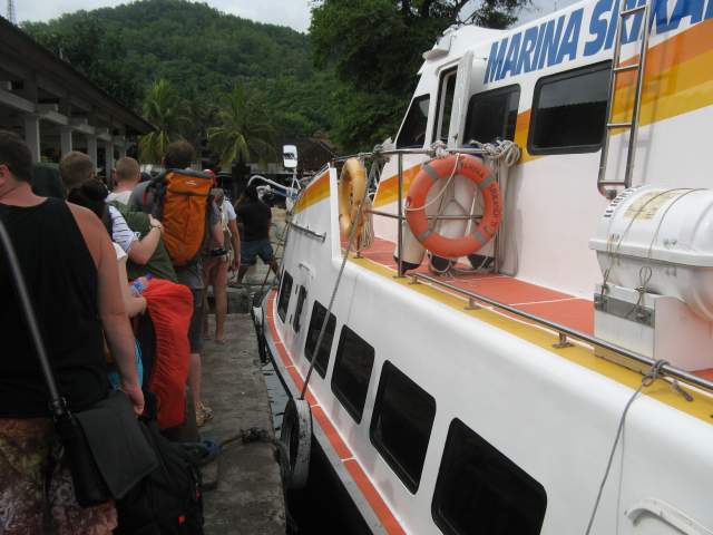 Погрузка в катер Marina Srikandi Погрузка в катер Marina Srikandi