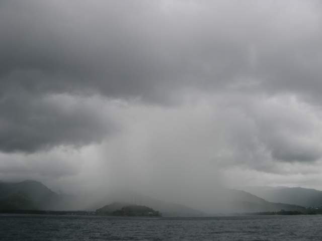 А прямо, куда надо - фигачит ливень! Бугага, карма моя карма))) Кстати, там - Сенггиги А прямо, куда надо - фигачит ливень! Бугага, карма моя карма))) Кстати, там - Сенггиги