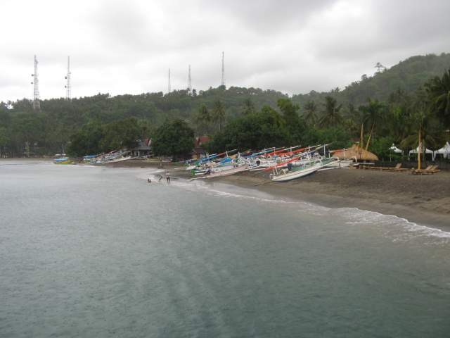 Но народу пофиг - и это совсем не центральный пляж! Но народу пофиг - и это совсем не центральный пляж!