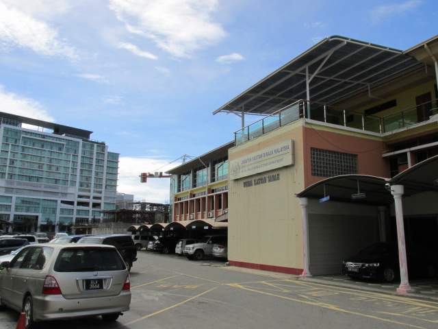 -! , "", ".  "  %-)))      ? %-)))