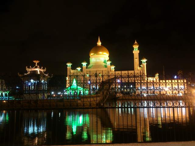     / Omar Ali Saifuddien Mosque