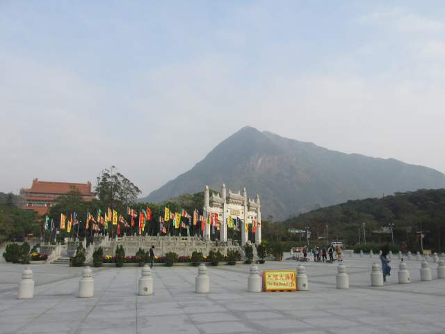 Прямо - Пик Лантау, направо - Большой Будда, налево - Монастырь По Лин... Прямо - Пик Лантау, направо - Большой Будда, налево - Монастырь По Лин...