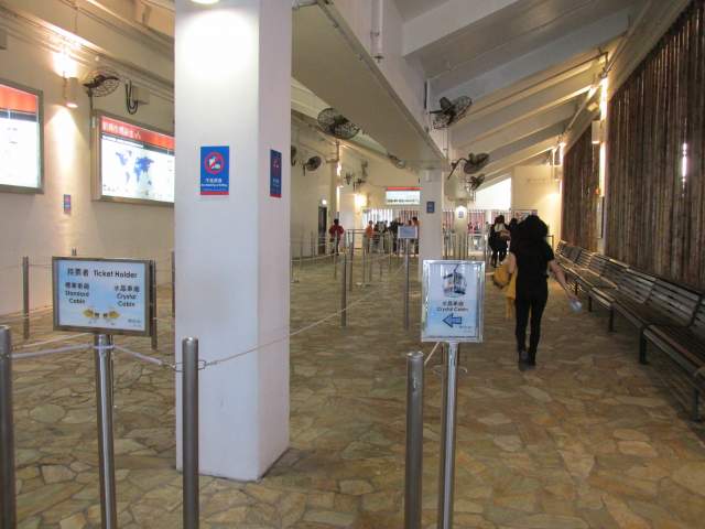 Станция канатки на горе в Ngong Ping Станция канатки на горе в Ngong Ping