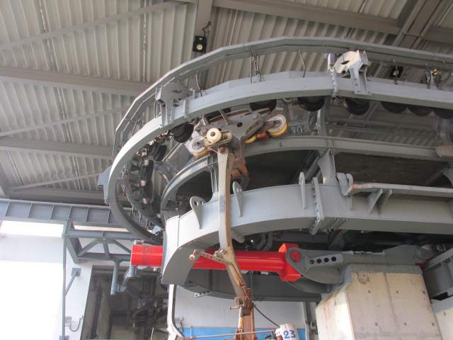 Забавно - зацеп только с одной стороны - в теории - сильный ветер может снять с верёвочки... %-))) Забавно - зацеп только с одной стороны - в теории - сильный ветер может снять с верёвочки... %-)))