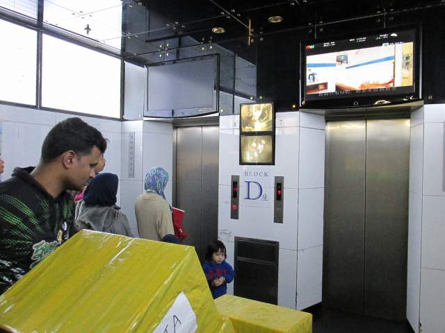 У лифтов в Chungking Mansions... У лифтов в Chungking Mansions...