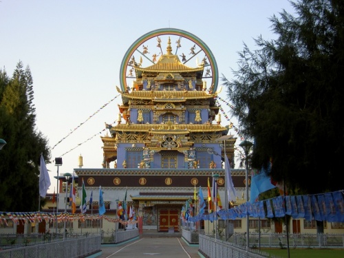 Золотой храм, нигмапьинский монастырь Золотой храм, нигмапьинский монастырь