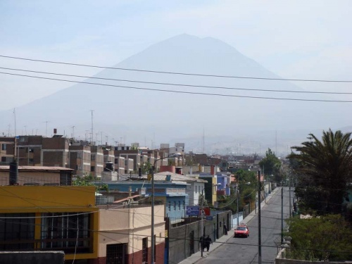 вид на город: действующий вулкан. вид на город: действующий вулкан.