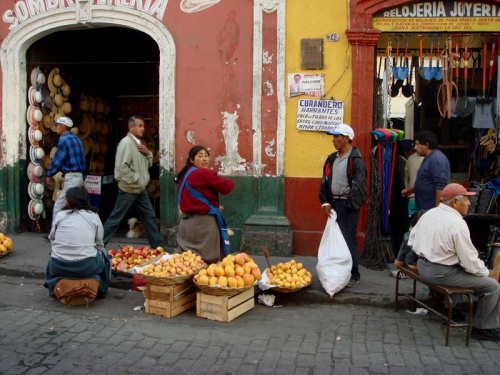 торговка фруктами (манго в Перу очень дешевы и вкусны!) торговка фруктами (манго в Перу очень дешевы и вкусны!)