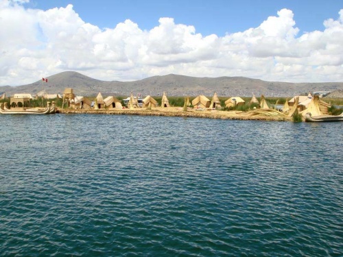 один из плавучих островов Урос один из плавучих островов Урос