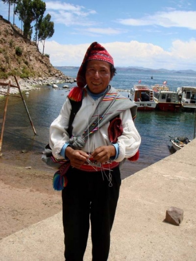 на острове Текиле вязание является сакральным и сугубо мужским занятием, передающимся строго от отца к сыну на острове Текиле вязание является сакральным и сугубо мужским занятием, передающимся строго от отца к сыну