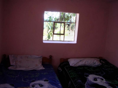 скромная комнатка без электричества, отопления и воды, в которой жило трое отважных девчонок-путешественниц: я, девочка из Англии и из Нидерландов скромная комнатка без электричества, отопления и воды, в которой жило трое отважных девчонок-путешественниц: я, девочка из Англии и из Нидерландов