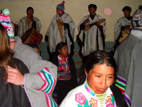 перуанский этнолайф: эту вечеринку нам организовали индейцы. Пляски под индейскую музыку на высоте 3800 м над морем - это прикольно :) перуанский этнолайф: эту вечеринку нам организовали индейцы. Пляски под индейскую музыку на высоте 3800 м над морем - это прикольно :)