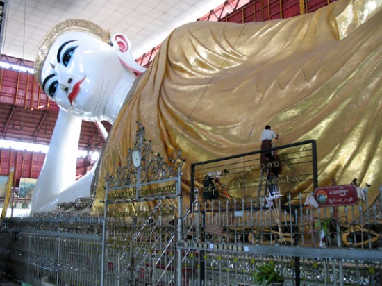 Лежащий Будда в Янгоне. Чинят