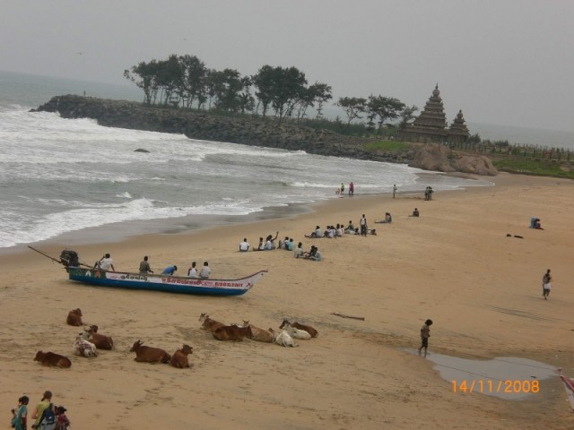 "Пляж" и вид на прибрежный храм из отеля