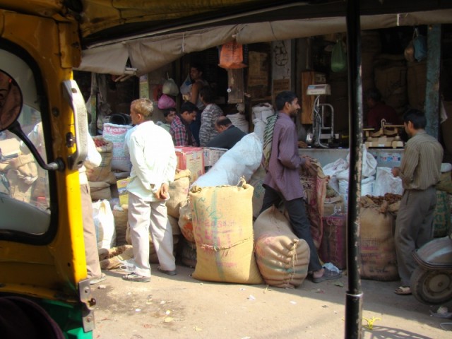 Торговцы на рынке специй около Джама Масджид