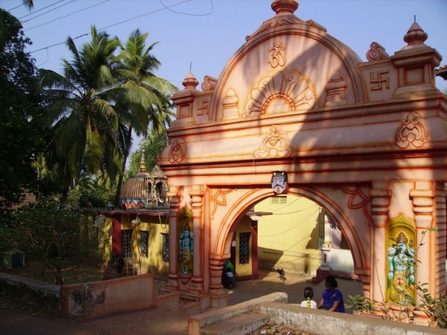 , A well known Temple in Chapora (Kaisu). Samadhi Mandir of Sri Atchutanand Swami and temple of Shri Siddeshwar, The Village Deity.