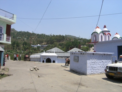 Парвати с коровой около храма