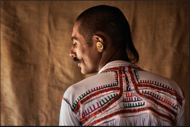 Traditionally the Rabari men have always had a visually distinct fashion, from the embroidery on their shirts (made by their wives) to large gold earr