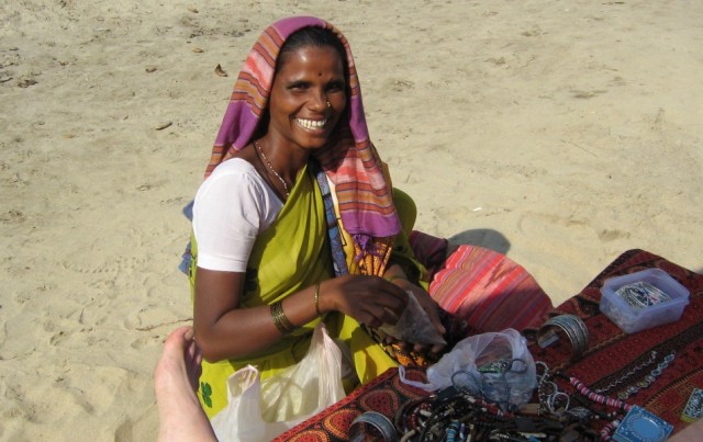 Продавщица украшений в Арамболе Продавщица украшений в Арамболе