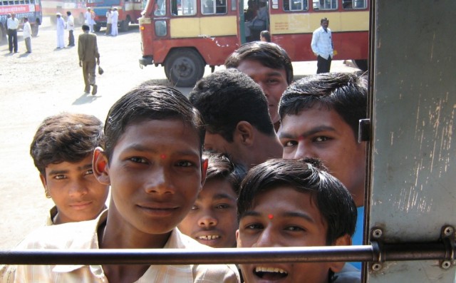 Вот так на нас заглядывались в рейсовом автобусе в Аурангабаде Вот так на нас заглядывались в рейсовом автобусе в Аурангабаде