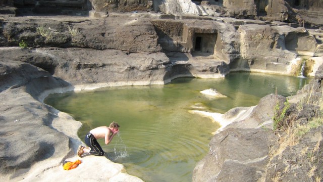 По жаре умыться в ледяном источнике По жаре умыться в ледяном источнике