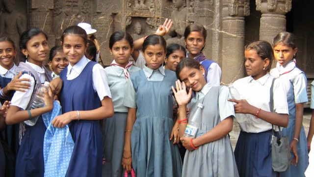 Школьницы отдельно от школьников Школьницы отдельно от школьников