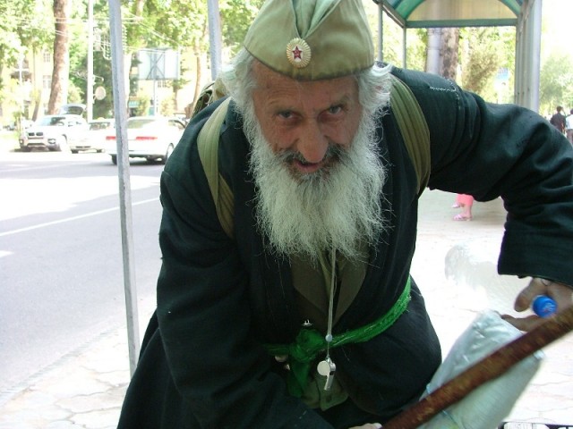 Встает и убегает. Думала ударит! Нет))) Глаза какие! Встает и убегает. Думала ударит! Нет))) Глаза какие!