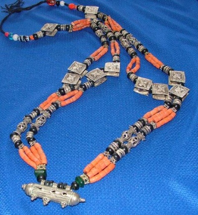 Ожерелье из серебра и кораллов Ожерелье из серебра и кораллов