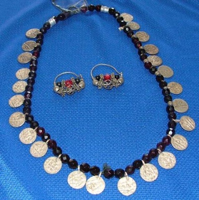Ожерелье из бухарских монет с гранатом Ожерелье из бухарских монет с гранатом