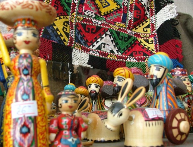 Деревянные игрушки и таджикский узор Деревянные игрушки и таджикский узор