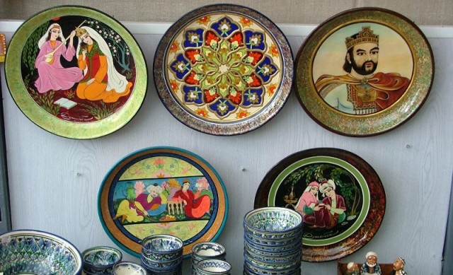 Расписные тарелки. Портреь основателя государства Сомонидо, сказал продавец. Интерено кто его видел??? Расписные тарелки. Портреь основателя государства Сомонидо, сказал продавец. Интерено кто его видел???