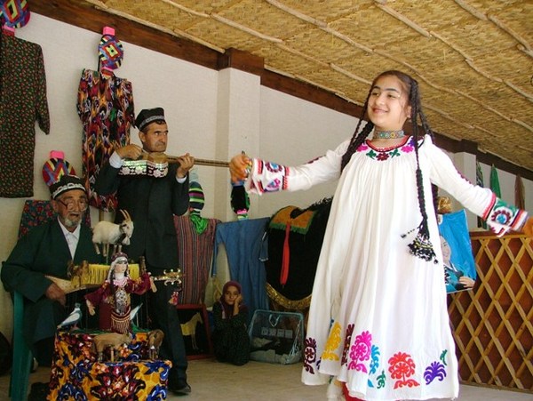 А девочка танцует! А девочка танцует!