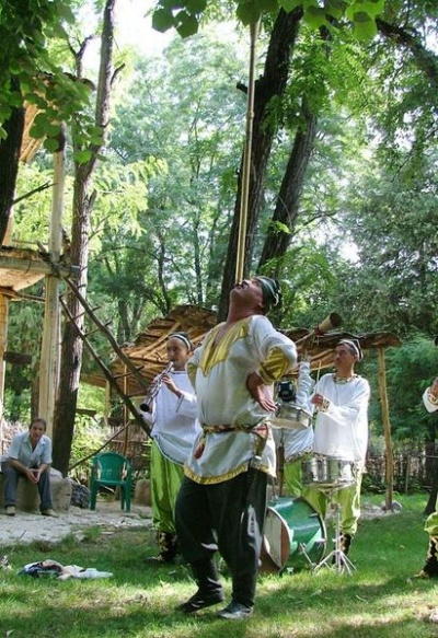 Старший дует и танцует одновременно. Старший дует и танцует одновременно.