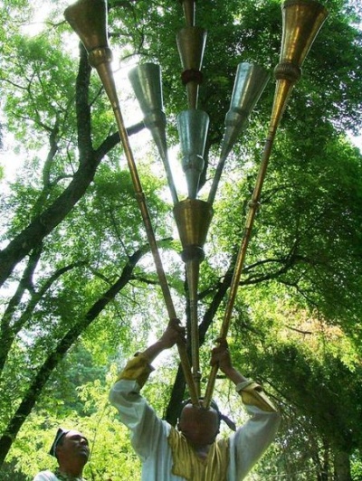 О как! Он еще и танцует)) О как! Он еще и танцует))