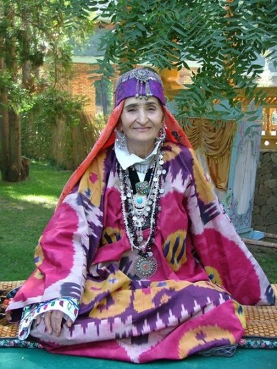 Гордая горянка в старинных украшениях Гордая горянка в старинных украшениях