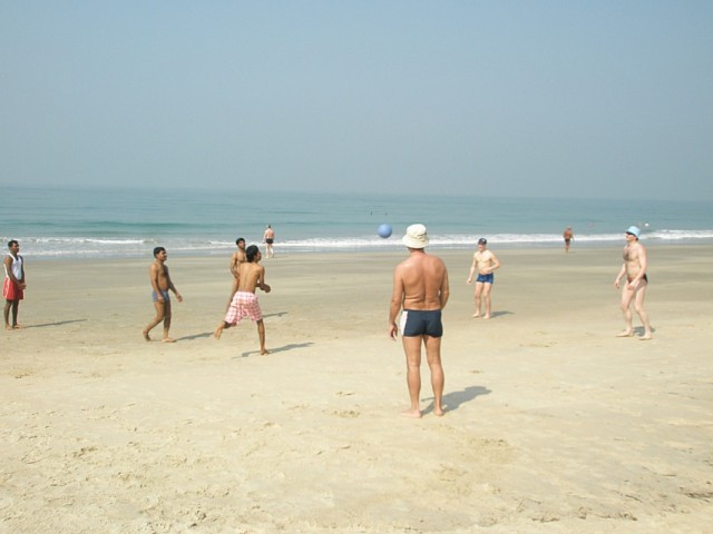 волейбол на пляже-наши мальчики и индусы