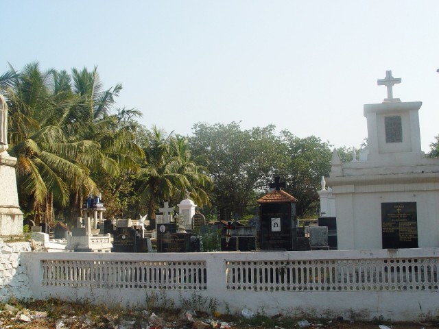 напротив школы кладбище напротив школы кладбище