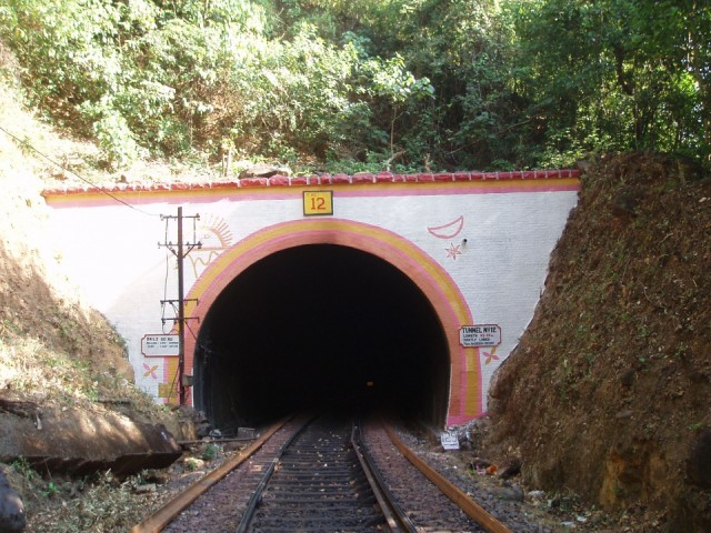 тоннель , через котрый надо проходить тоннель , через котрый надо проходить