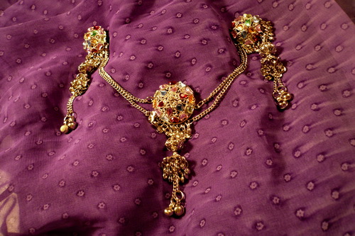 Украшение в волосы - центр цепляется за узел волос, боковые части крепятся сбоку Украшение в волосы - центр цепляется за узел волос, боковые части крепятся сбоку