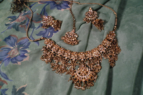 Дешевый простенький набор - колье, серьги и тика Дешевый простенький набор - колье, серьги и тика