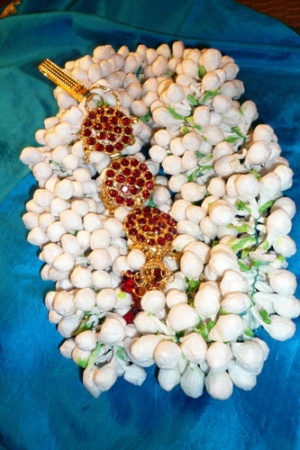 Чудная штучка для ношения ключей - прицепляется к сари Чудная штучка для ношения ключей - прицепляется к сари