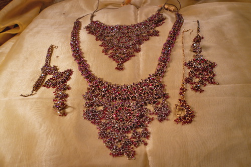 Большой набор - два ожерелья, слева украшение на руку, справа - сережка и кольцо в нос Большой набор - два ожерелья, слева украшение на руку, справа - сережка и кольцо в нос