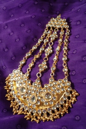 "Боковая тика" - джумар, в основном носят мусульманки "Боковая тика" - джумар, в основном носят мусульманки