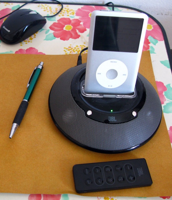 iPod + колонки JBL iPod + колонки JBL