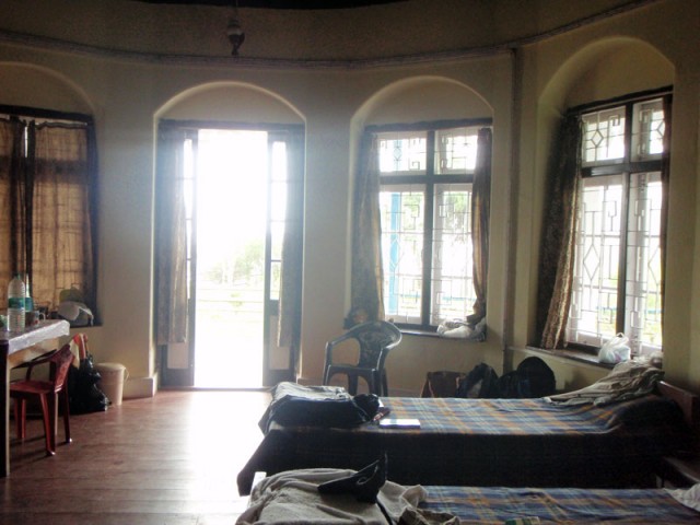 одна из комнат, окна прямо на Канченджангу